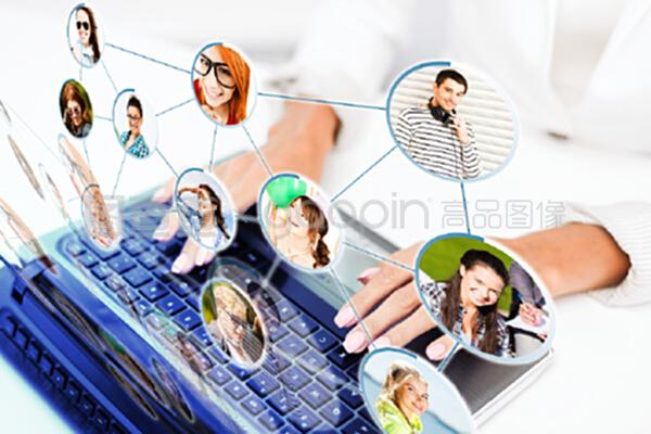 社交網絡、通信技術與互聯網時代下的職場新貌 筆記本電腦前的女商人